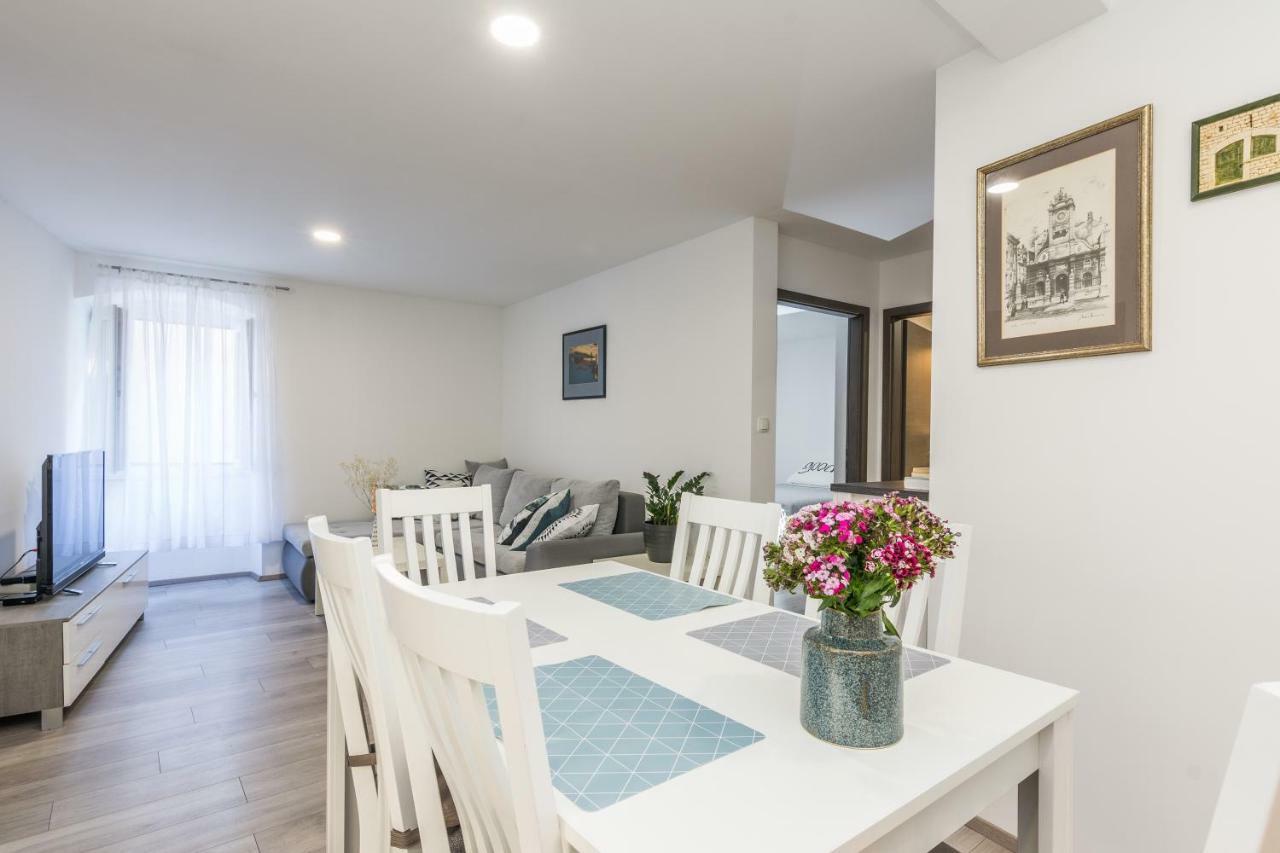 Stylish In The Center Of Apartment *